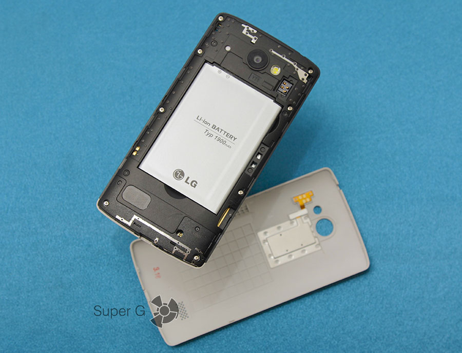 Կափարիչի ներքո կա Micro SD հիշողության քարտերի եւ այլ սարքերի համար նախատեսված բնիկ: